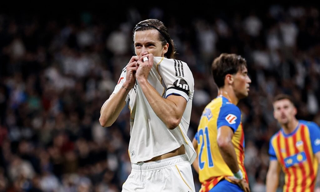 Carreras celebrando su primer gol con el Real Madrid / Via: X @realmadrid