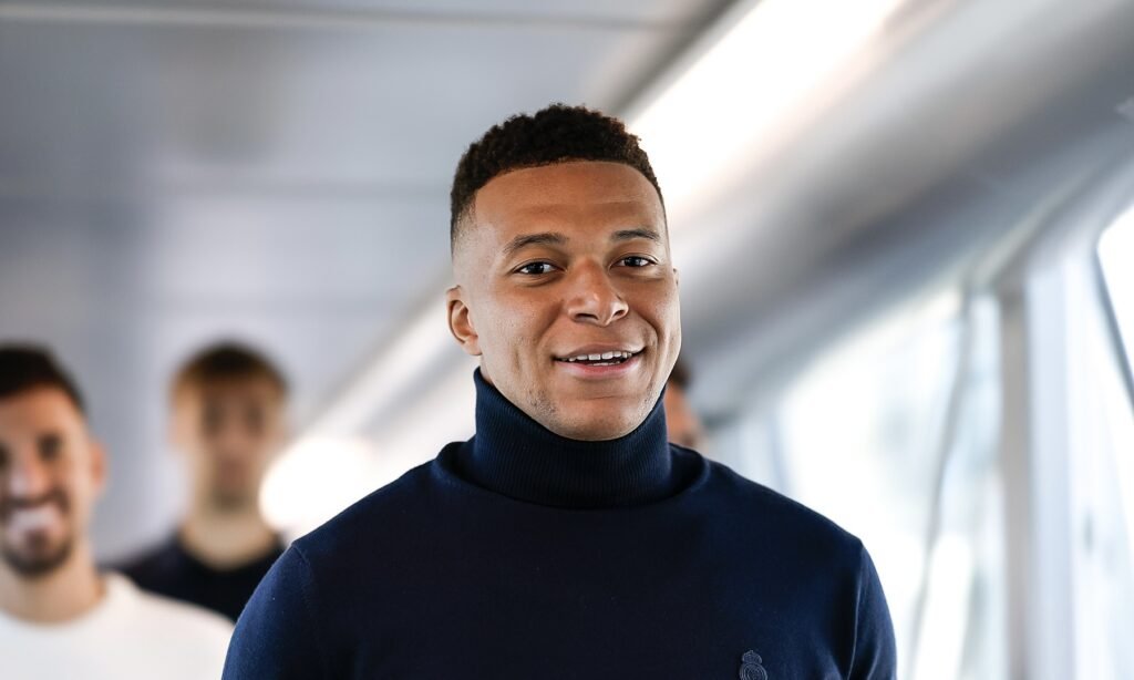 Mbappé en el aeropuerto antes del Liverpool / Via: X @realmadrid