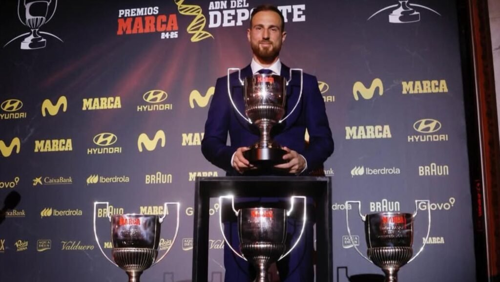 Jan Oblak posando con sus seis trofeos como Zamora./ Vía: @atleticodemadrid