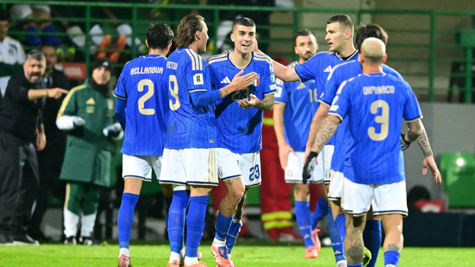 Doble cabezazo Mancini-Esposito: 2-0 Italia