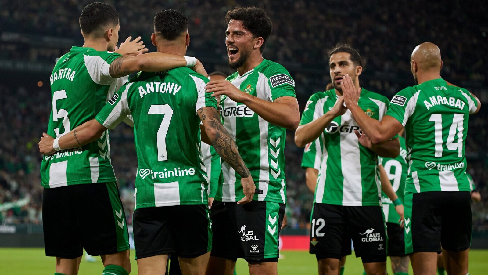 Los jugadores del Betis celebran uno de los tantos en un partido.