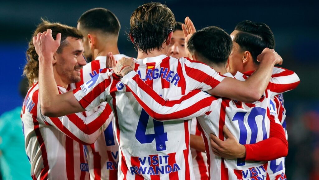 Los jugadores del Atlético celebran el tanto ante el Getafe.