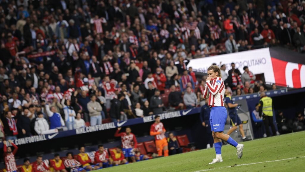 Antoine Griezmann se besa el escudo del Atlético tras anotar su gol 200 en LaLiga.