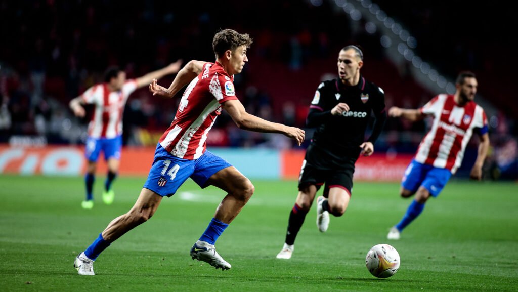 Llorente con el balón en el duelo ante el Levante en 2022.
