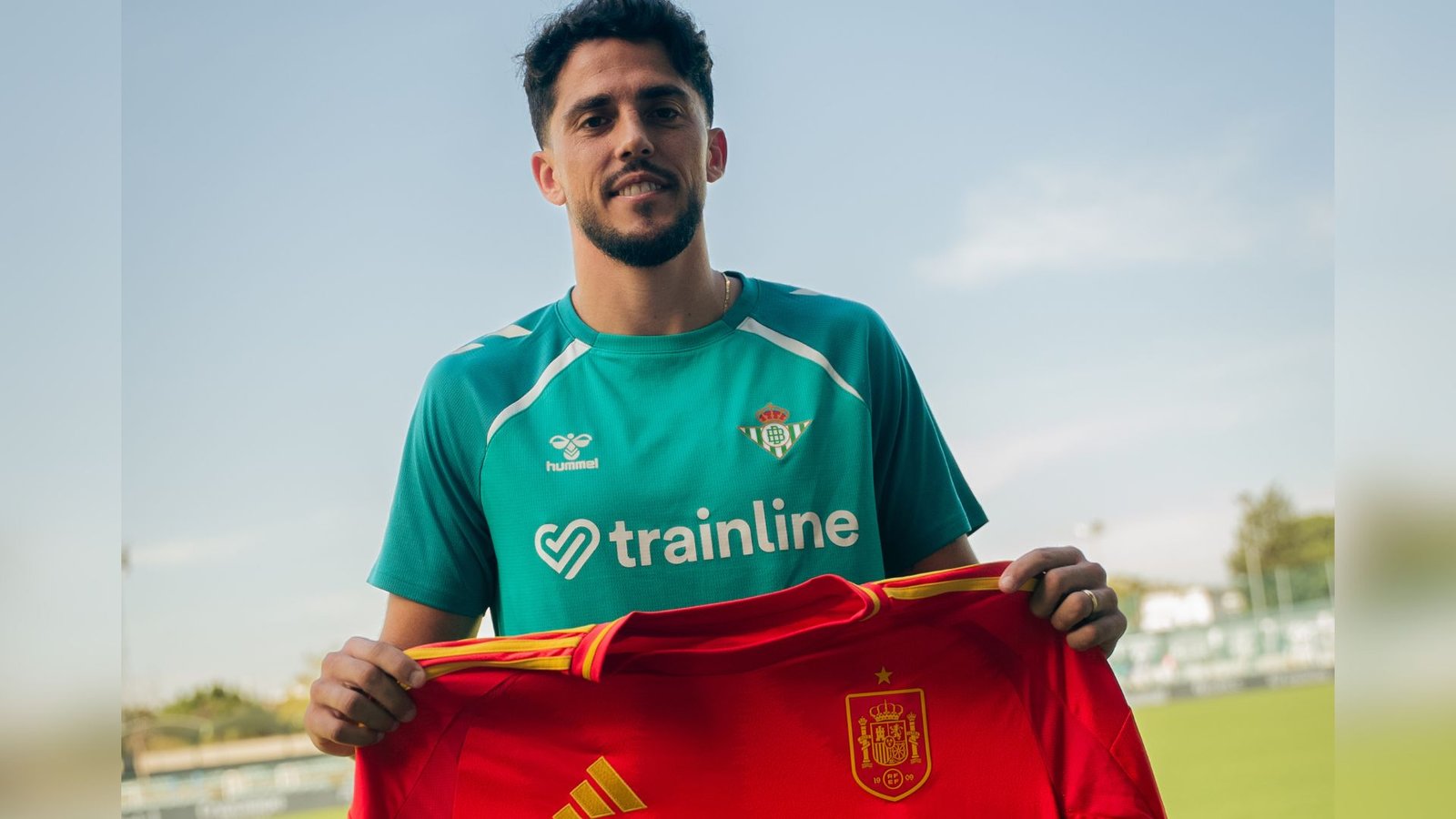Pablo Fornals posa con la camiseta de la Selección Española.