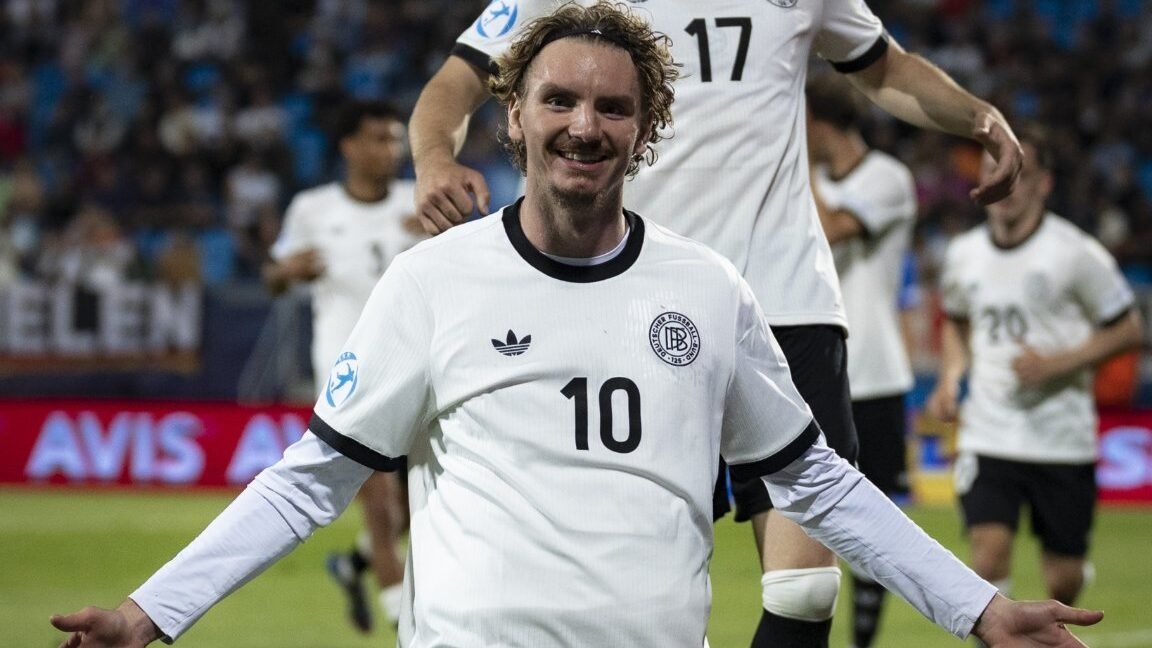 Woltemade celebra un tanto con la selección alemana.