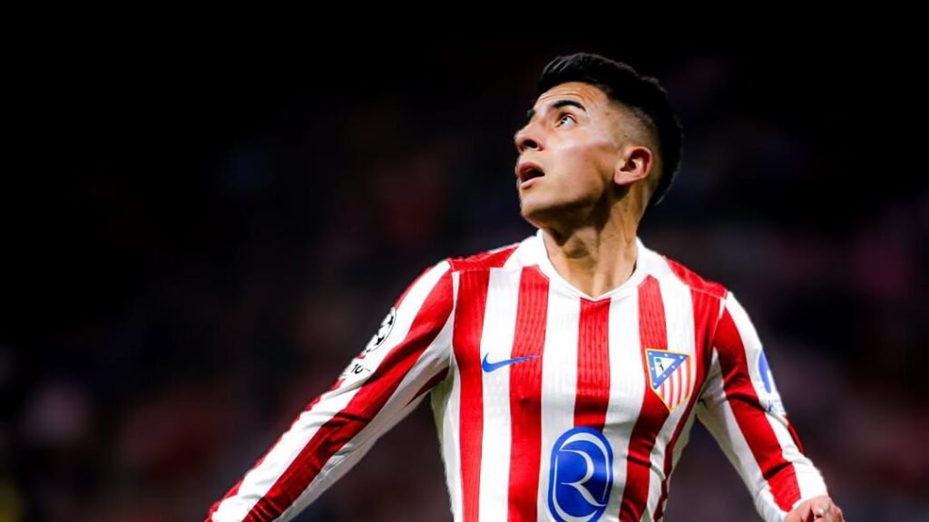 Thiago Almada en acción con el Atlético de Madrid, protagonista en los planes de Simeone para el posible once ante el Athletic en San Mamés./ Vía: @atleticodemadrid