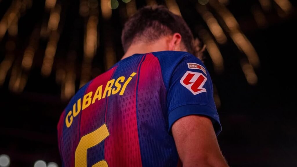 Pau Cubarsí con la camiseta del Barcelona