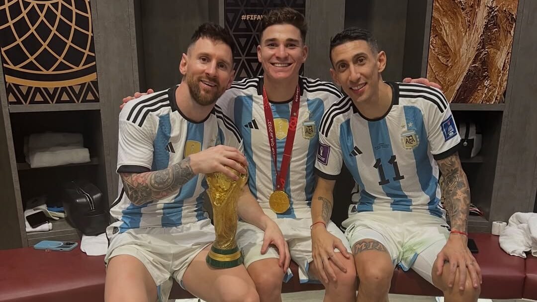 Lionel Messi, Julián Álvarez y Ángel Di María posan con la Copa del Mundo tras el Mundial, en una imagen representativa de la selección argentina antes de la disputa de la Finalissima ante España./ Vía: @julianalvarez