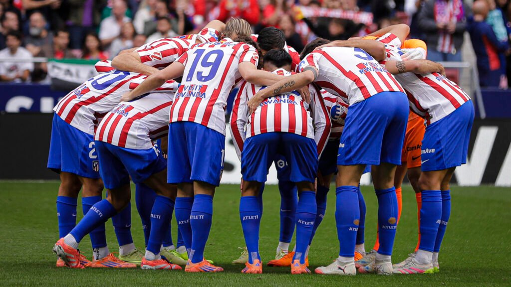 El Atlético de Madrid formando una piña sobre el césped en los instantes previos al inicio del encuentro, símbolo de unidad antes de su visita a San Mamés./ Vía: @atleticodemadrid