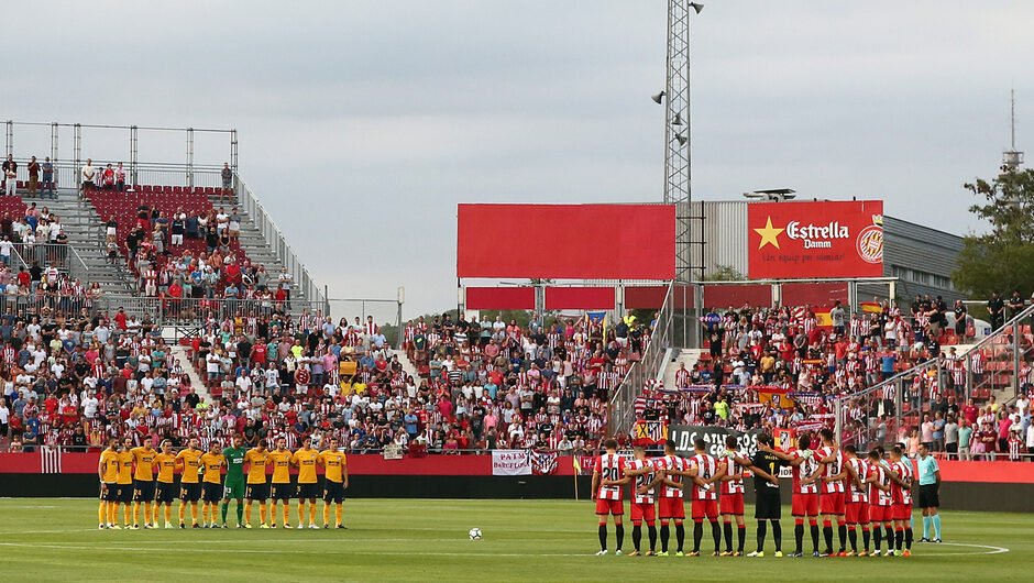 Los jugadores del Girona y del Atlético de Madrid guardan un minuto de silencio antes del inicio del partido disputado en Montilivi en la temporada 2017-18, el primero del conjunto gerundense en Primera División./ Vía: @atleticodemadrid
