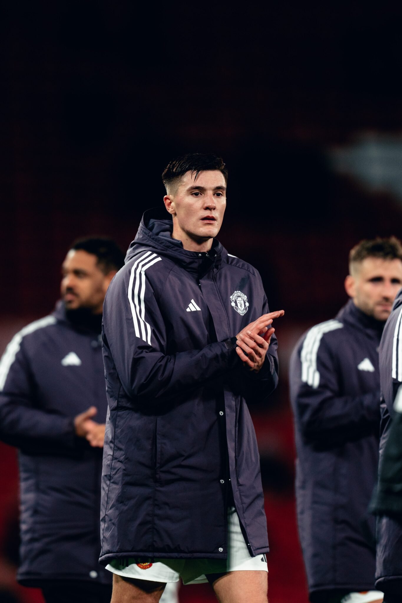 Sesko aplaudiendo a los aficionados