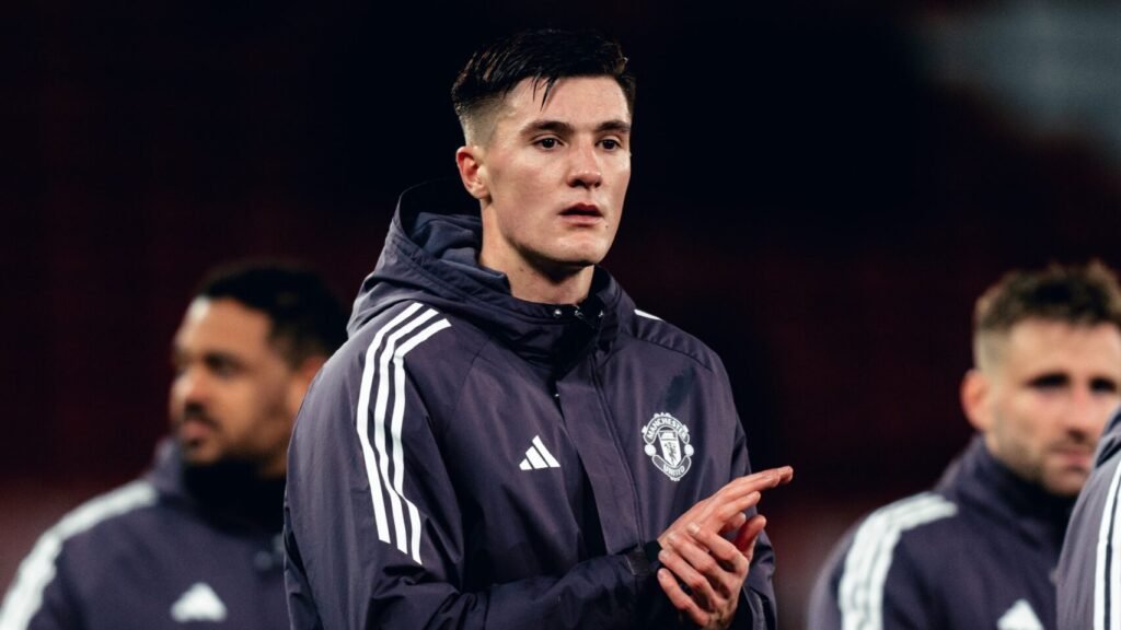 Sesko aplaudiendo a los aficionados