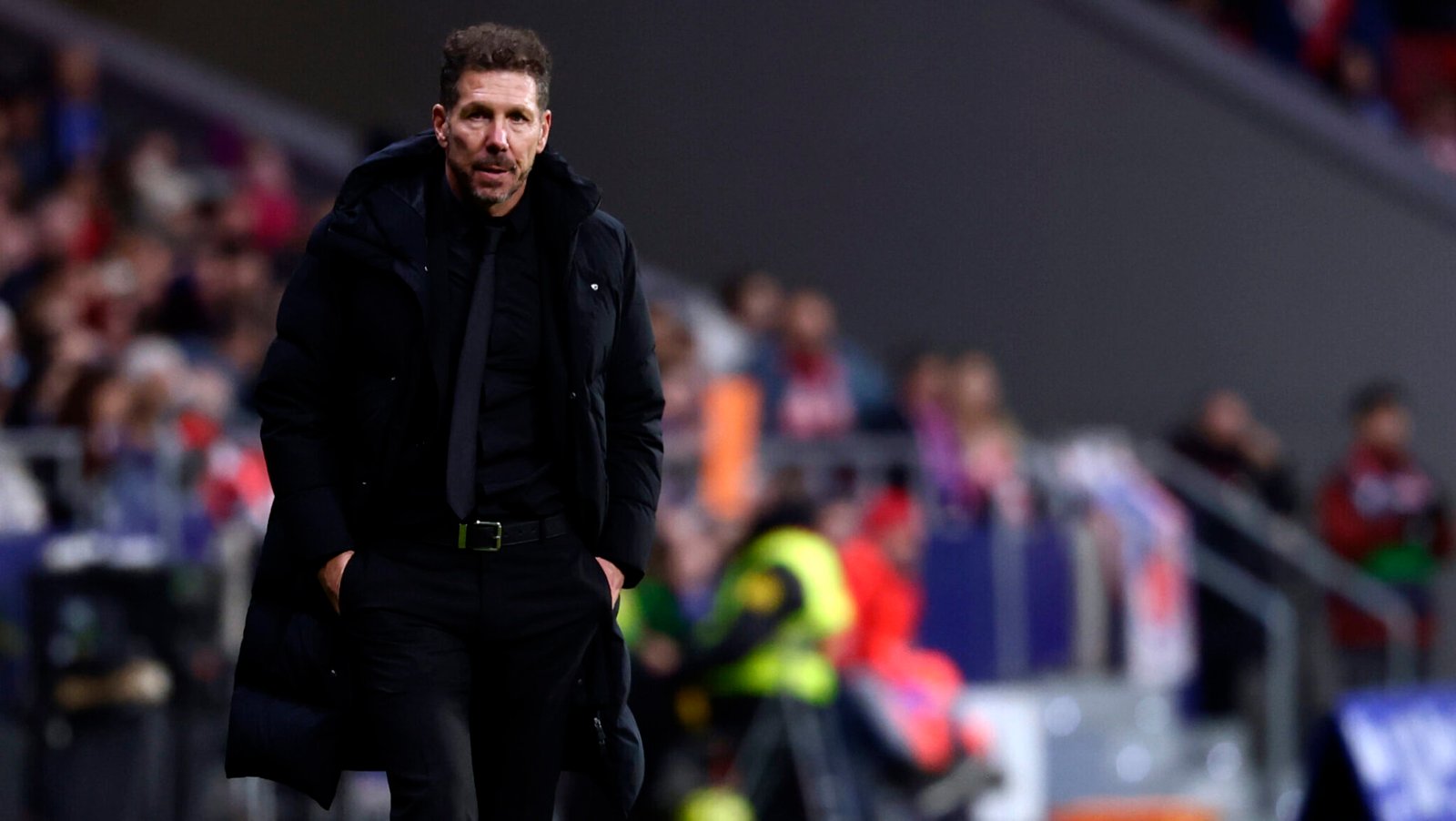 Simeone observando el juego desde la banda en el Camp Nou, escenario en el que suma 17 partidos sin lograr la victoria como entrenador del Atlético de Madrid./ Vía: @atleticodemadrid