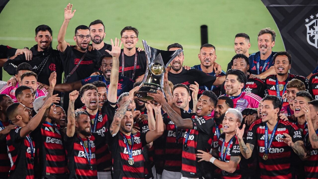 El Flamengo alza su novena liga brasileña.
