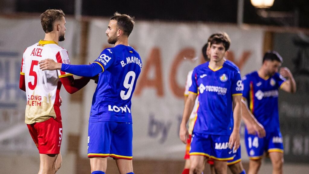Jugadores del Getafe saludando a su rival