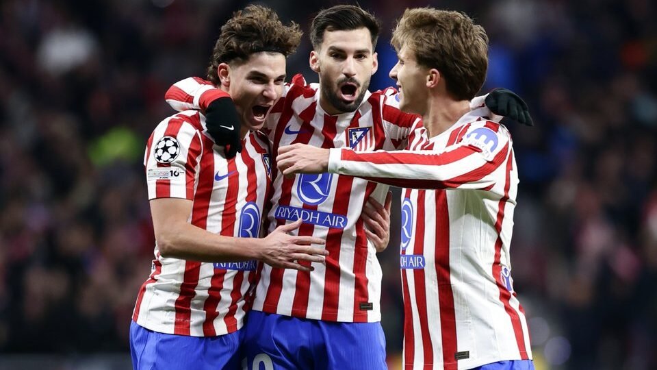 Julián Álvarez, Baena y Pablo Barrios, en un partido del Atlético de Madrid.