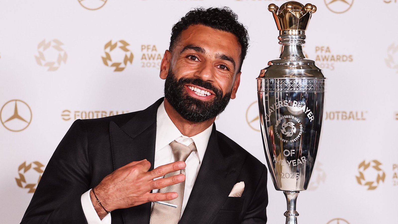 Salah celebrando un titulo