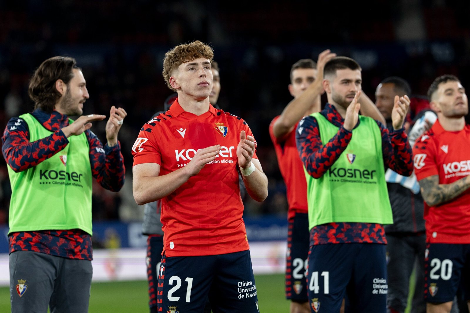Víctor Muñoz, junto con varios compañeros, en El Sadar tras la victoria ante el Real Oviedo