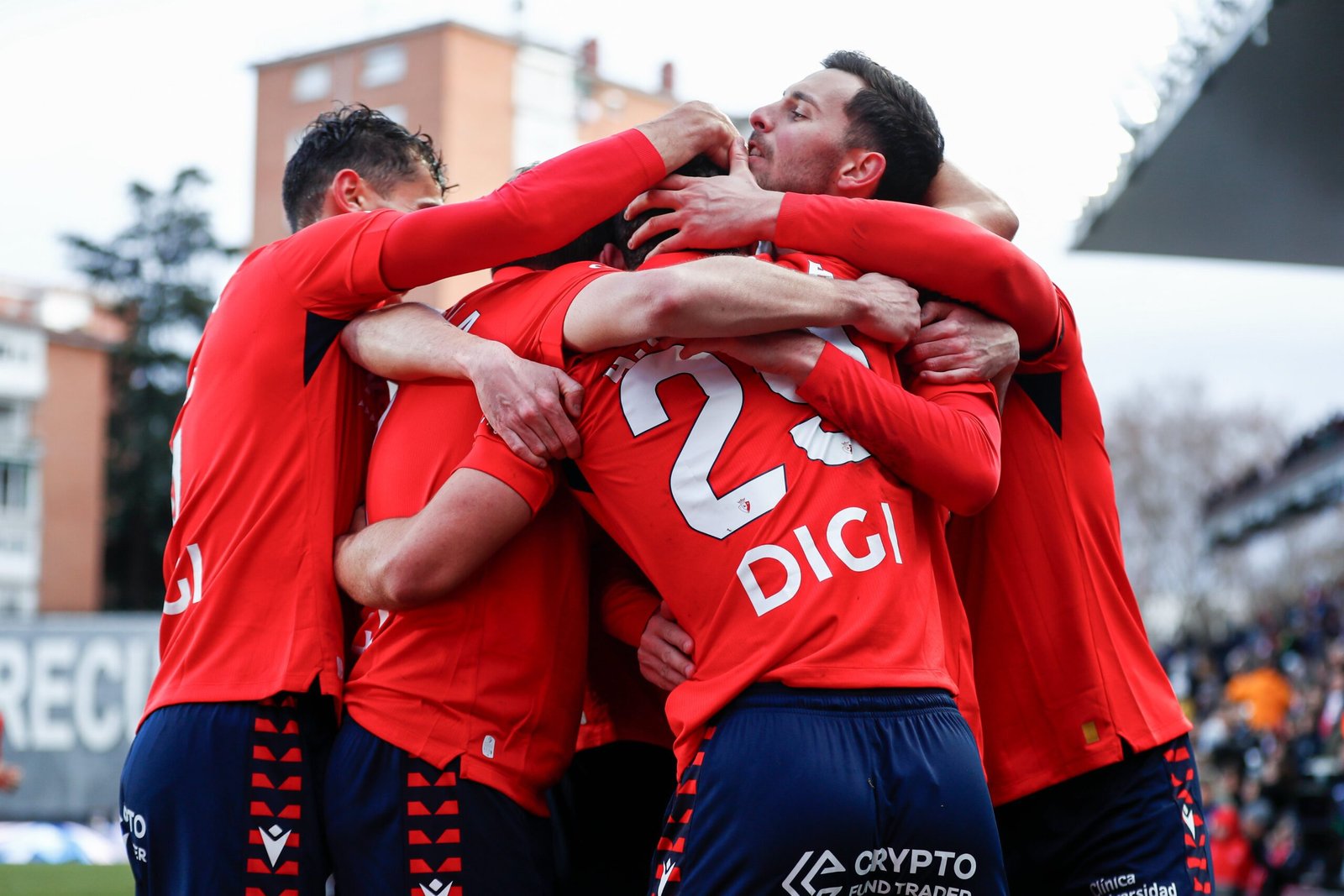 Los jugadores de Osasuna celebran el tercer gol en Vallecas