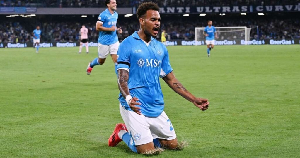 Cyril Ngonge celebrando con el Nápoles