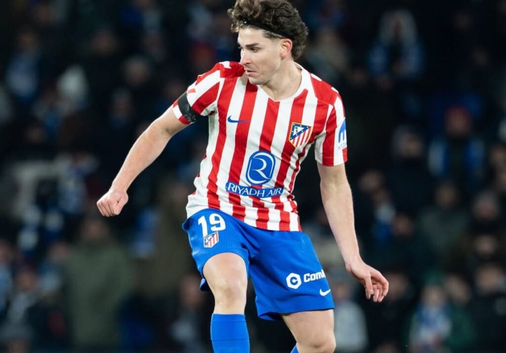 Julián Álvarez con la camiseta del Atlético de Madrid durante el derbi de la Supercopa de España