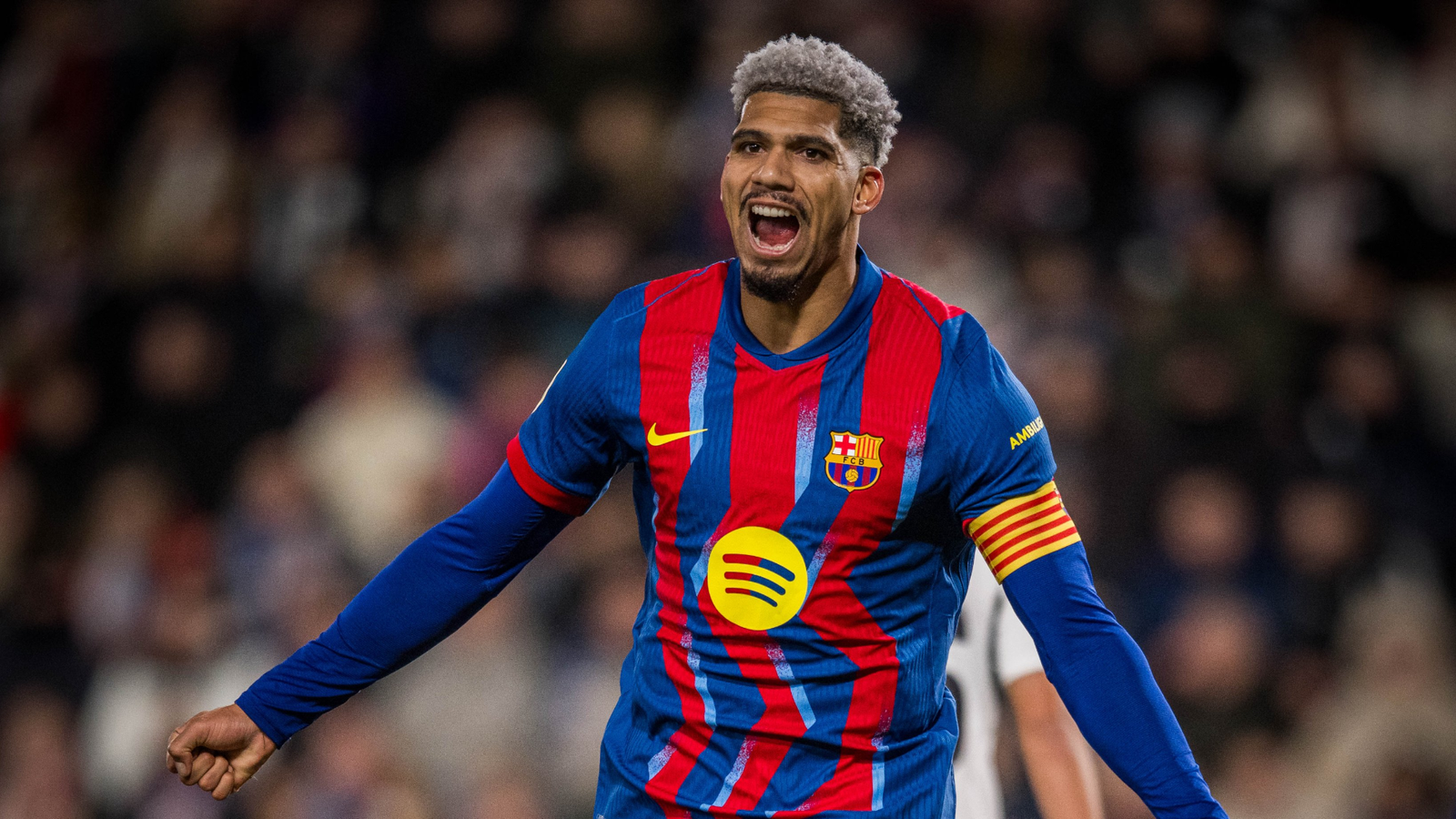 Araujo celebrando el segundo gol contra el Albacete. / Vía X: @FCBarcelona