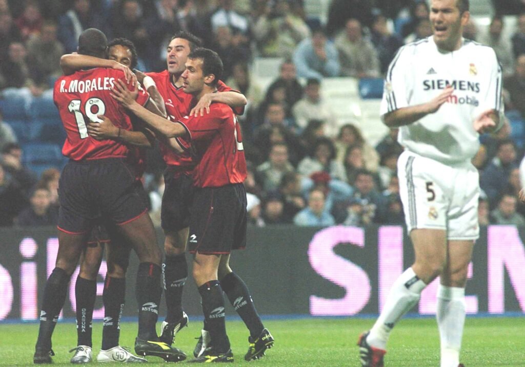 Varios jugadores de Osasuna celebran la última victoria rojilla en el Santiago Bernabéu (0-3). Vía X: @Osasuna