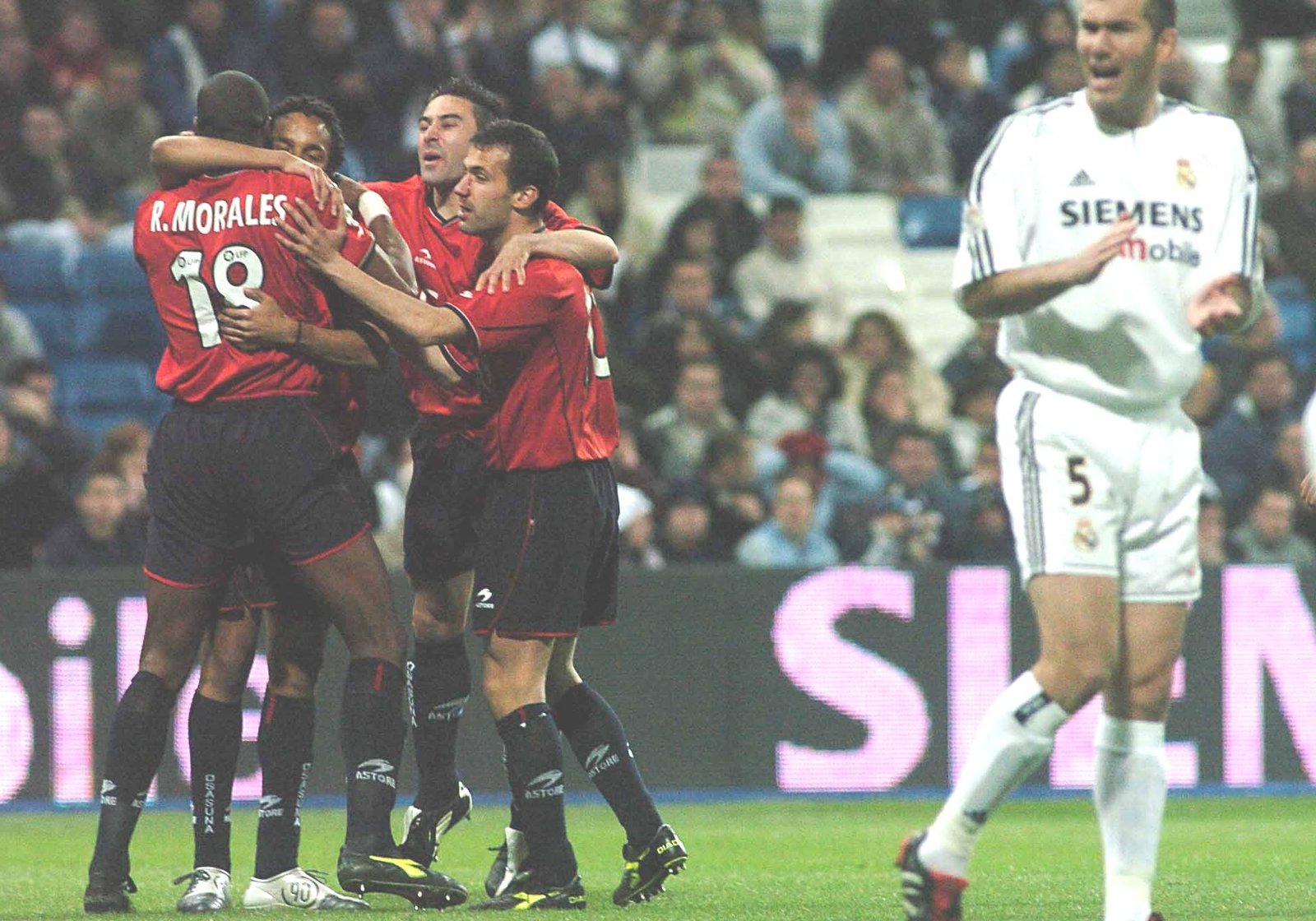 Varios jugadores de Osasuna celebran la última victoria rojilla en el Santiago Bernabéu (0-3). Vía X: @Osasuna
