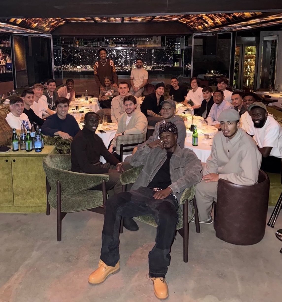 La plantilla del Real Madrid en la cena de conjura de este martes. Vía Instagram: @vinijr