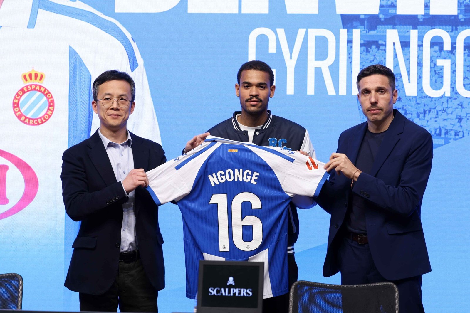Cyril Ngonge posando con la camiseta del RCD Espanyol