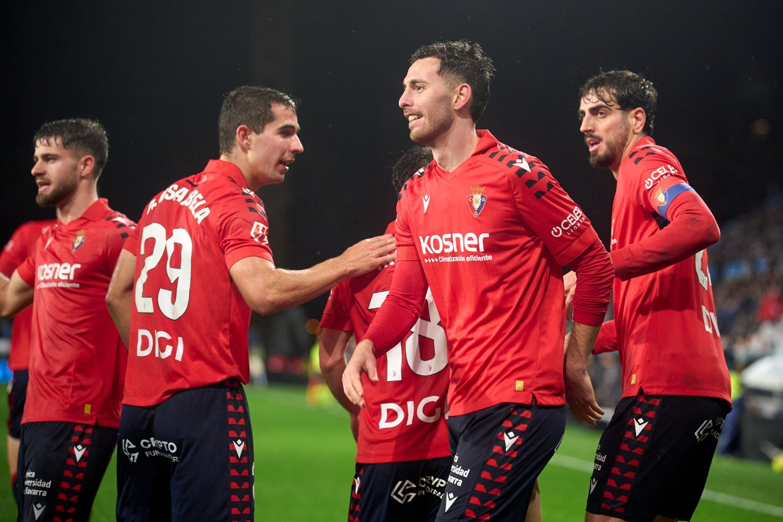 Raúl García, junto con Catena y Osambela, tras el gol de la victoria en Balaídos. Vía X: @Osasuna