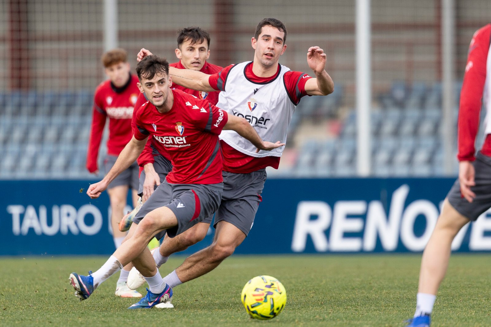 Aimar Oroz y Asier Osambela durante un entrenamiento en Tajonar. Vía X: @Osasuna