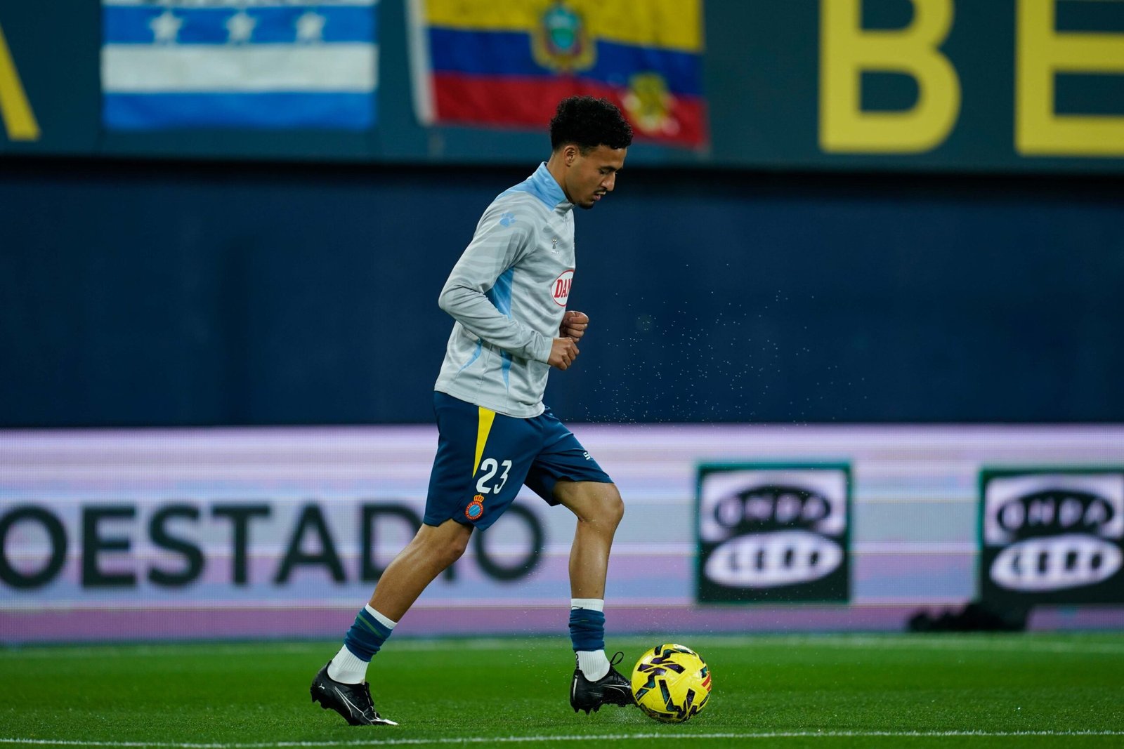 Omar el Hilali calentamiento ante el Villareal