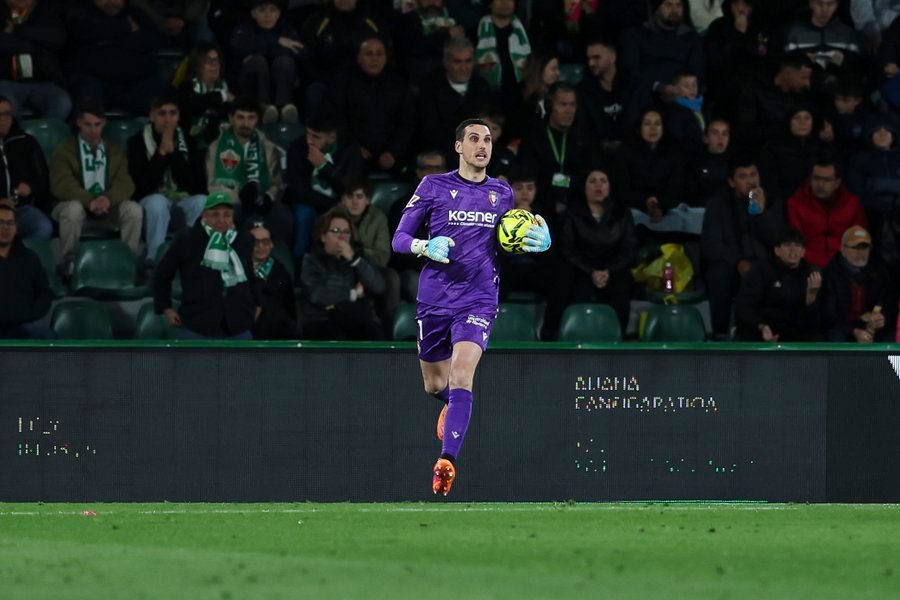 Sergio Herrera, durante el partido ante el Elche. Vía X: @Osasuna