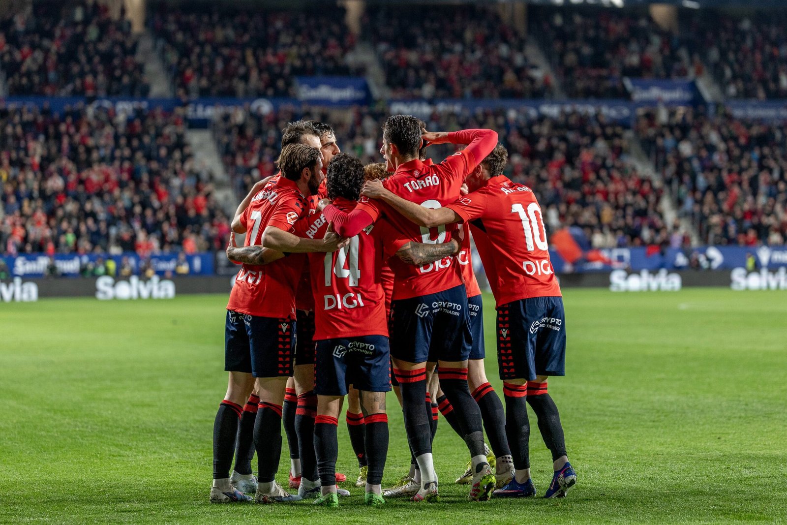 Los jugadores de Osasuna celebran la victoria ante el Real Madrid en El Sadar. Vía X: @Osasuna