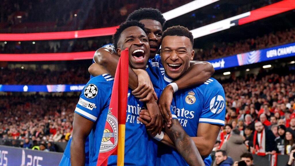 Jugadores del Real Madrid celebrando el gol de Vinicius tras el Benfica / Via: X @realmadrid