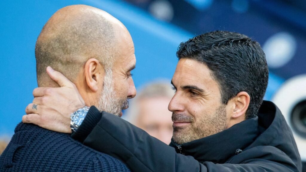Pep Guardiola y Mikel Arteta se saludan antes de un partido.