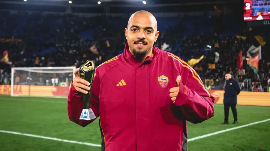 La Roma disfruta de Malen: doblete ante el Cagliari