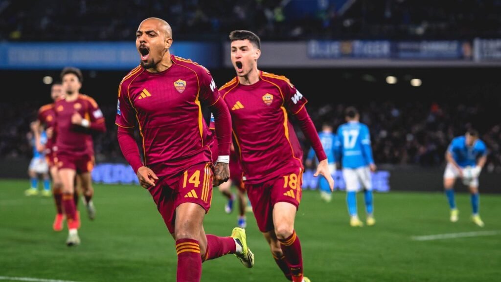 A Malen le responde Alisson Santos: Napoli-Roma 2-2