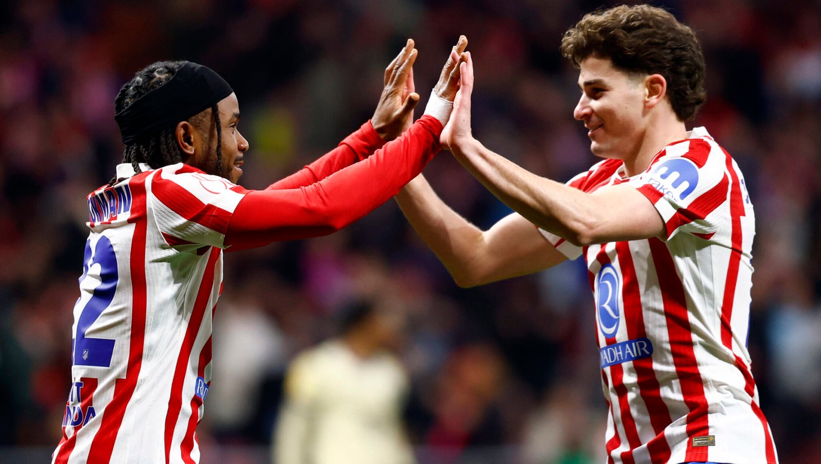 Lookman y Julián Alvarez celebran un tanto con el Atlético.
