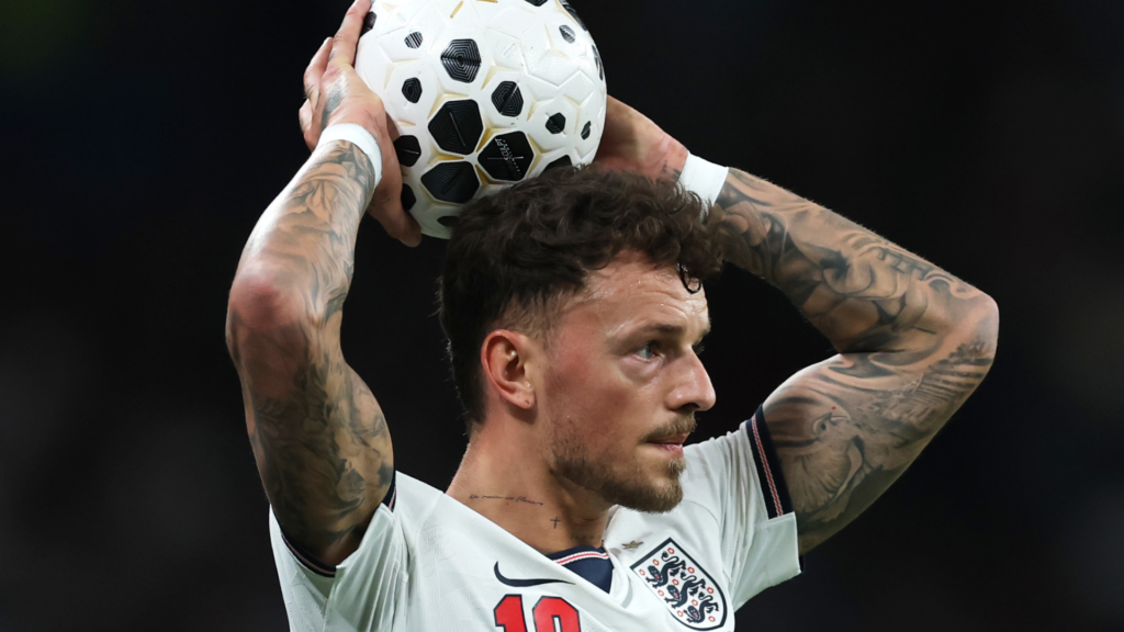 Ben White sacando de banda frente a japón. Vía X/@England