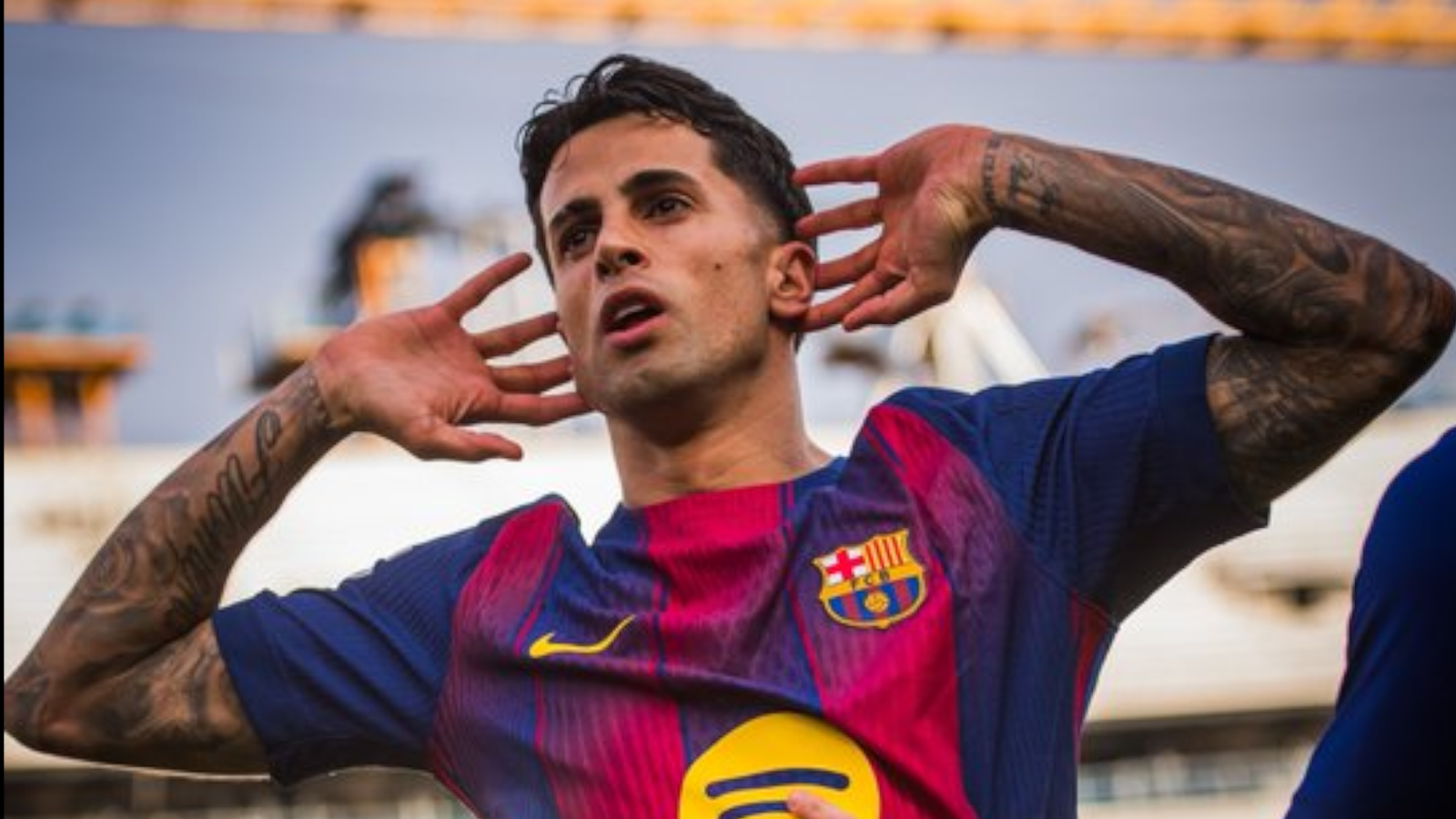 Joao Cancelo celebrando su gol frente al Sevilla. Vía X / @FCBarcelona