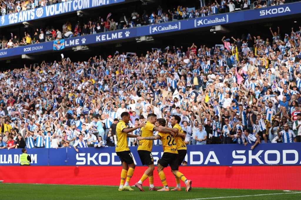 Espanyol celebrando un gol con la camiseta del aniversario