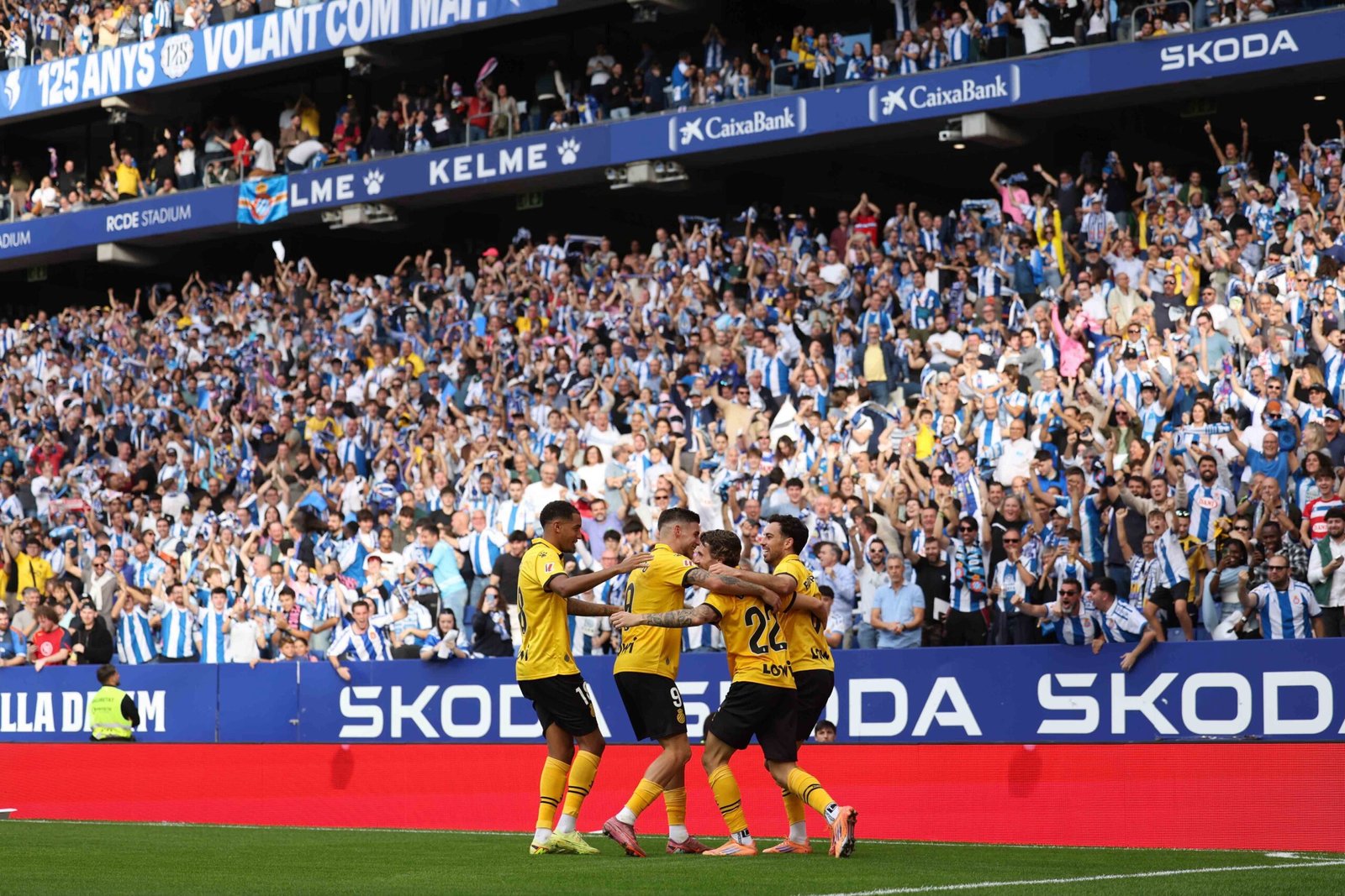 Espanyol celebrando un gol con la camiseta del aniversario