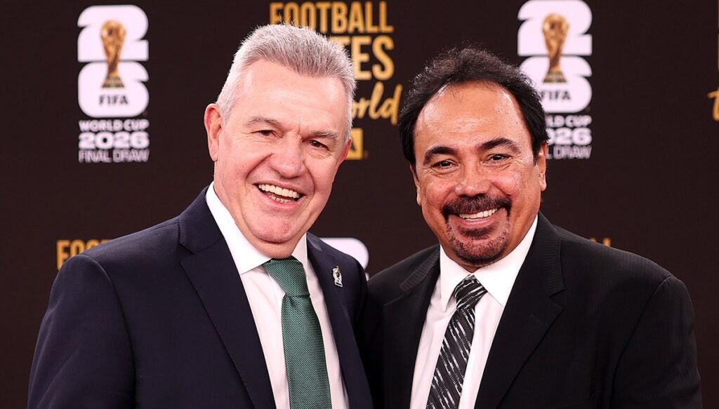 Javier Aguirre y Hugo Sánchez, durante el sorteo del Mundial de 2026. Via X: @miseleccionmx