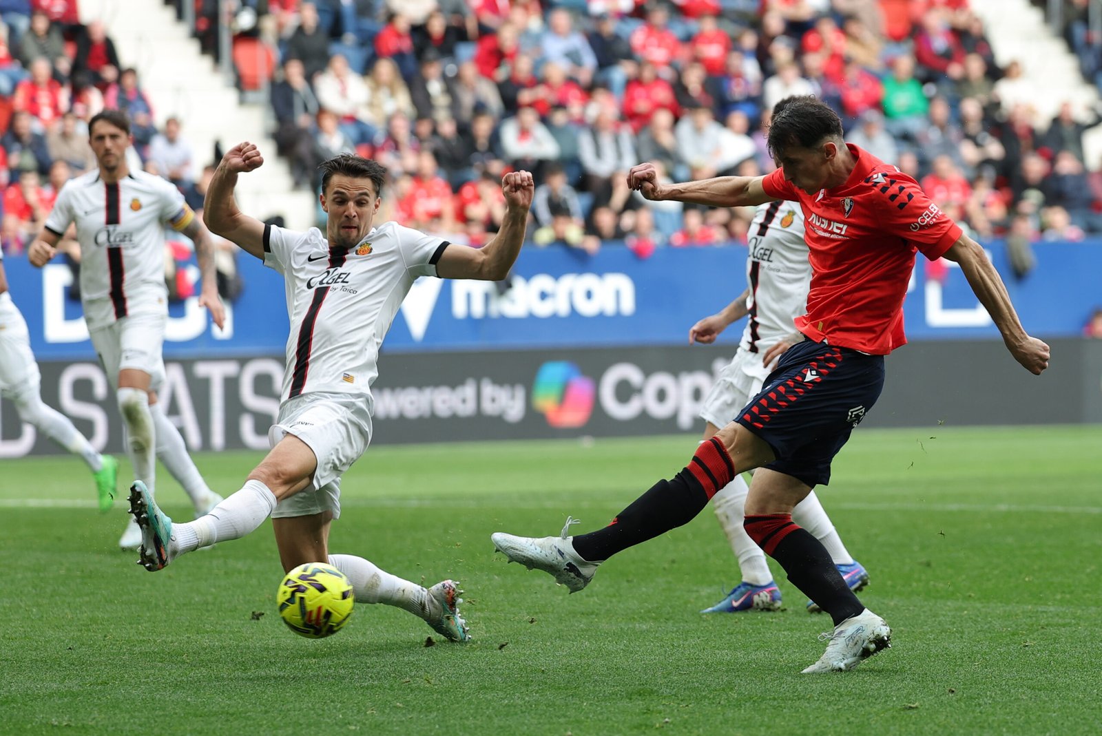 Budimir remata a puerta durante el encuentro entre Osasuna y Mallorca. Vía X: @Osasuna