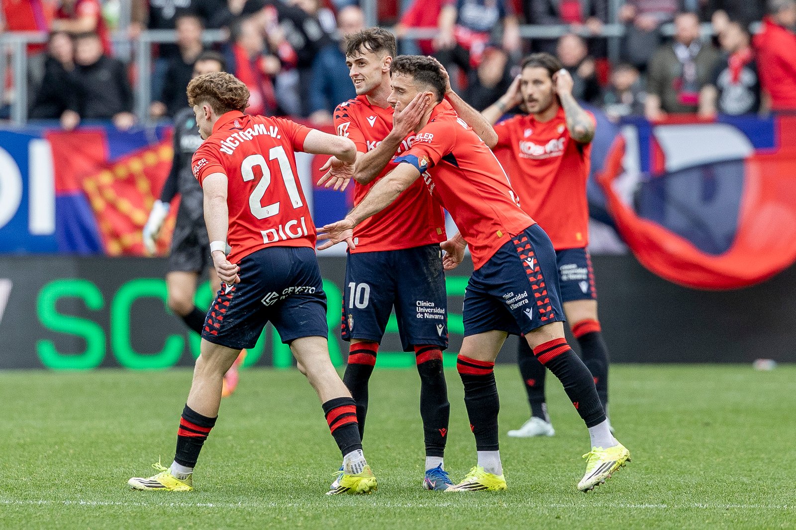 Víctor Muñoz, Aimar Oroz y Kike Barja celebran el 1-2 ante el Mallorca en el minuto 89. Vía X: @Osasuna