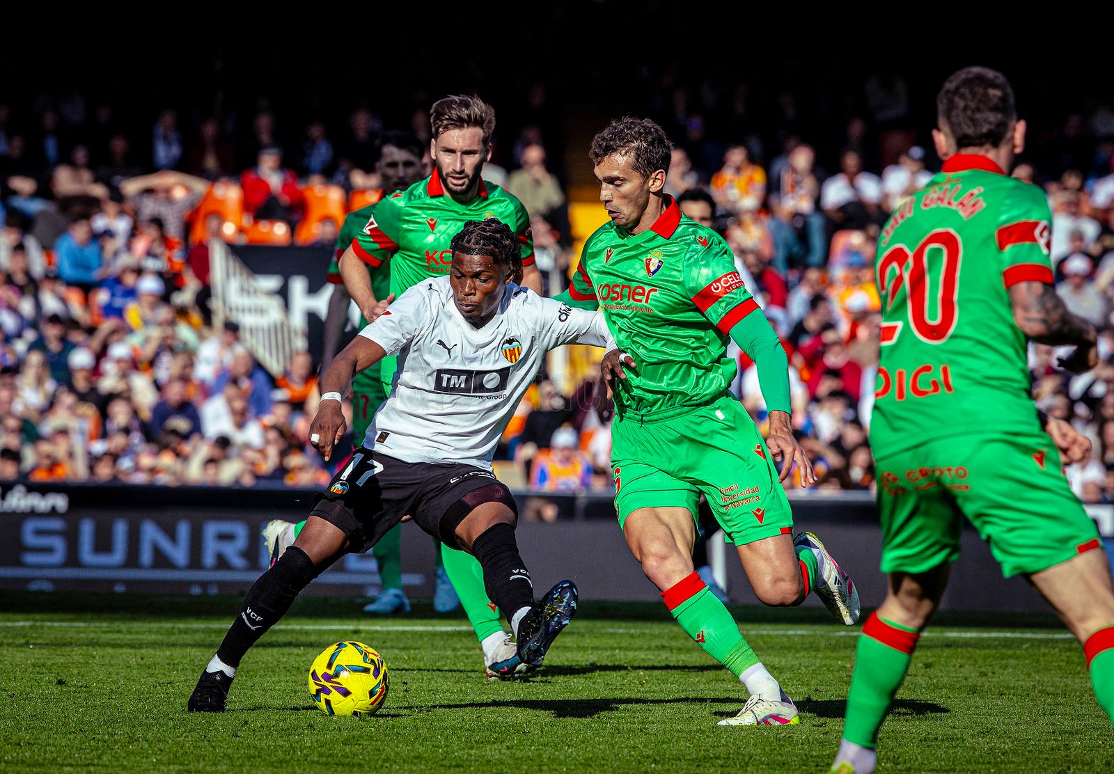 Ramazzani, autor del único gol, lucha un balón con Lucas Torró. Vía X: @vlaneciacf