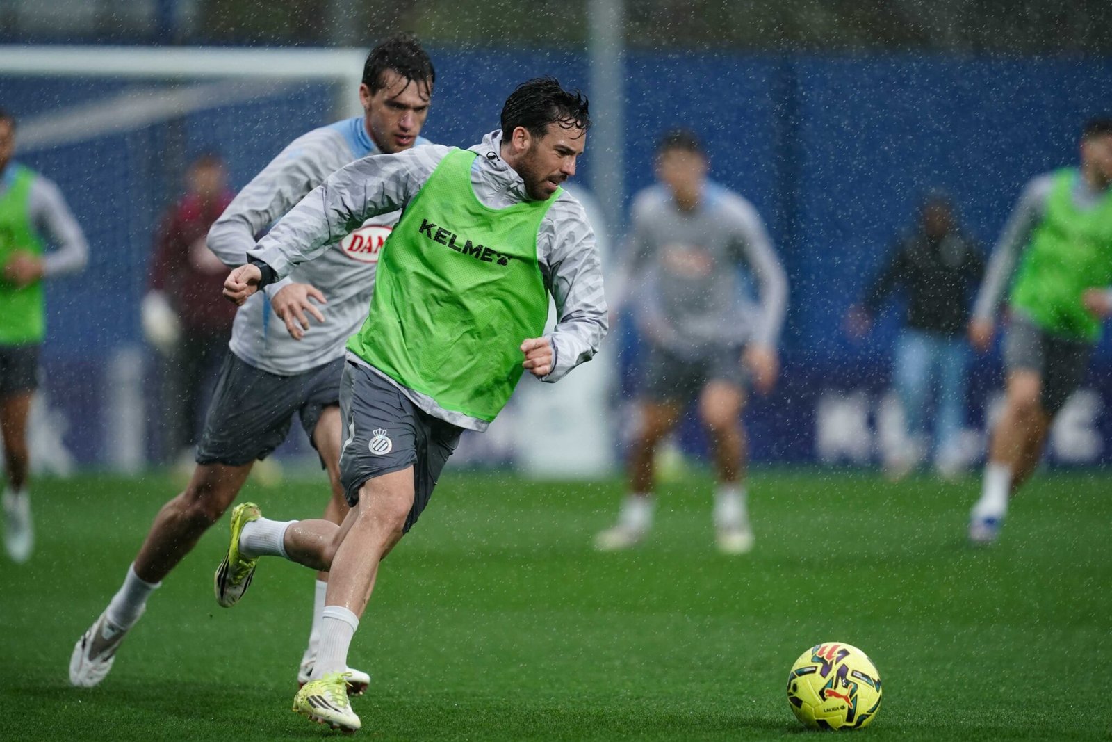 Edu Expósito entrenando bajo la lluvia con el Espanyol